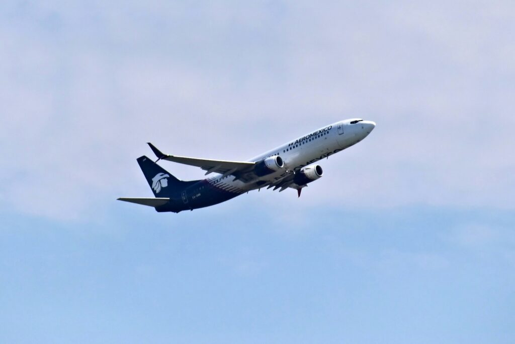 Avión de Aeromexico volando