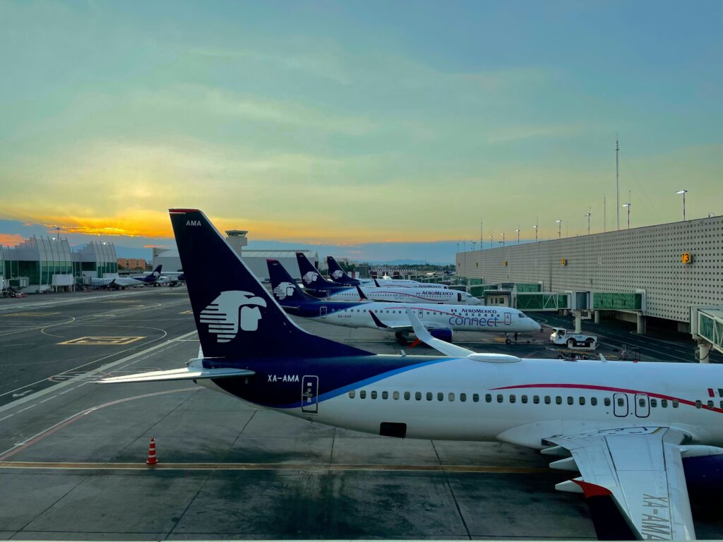 Aviones de Aeroméxico estacionados en un aeropuerto