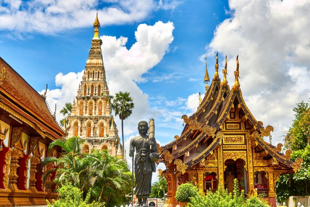 Templos de Tailandia con un monje