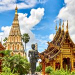 Templos de Tailandia con un monje