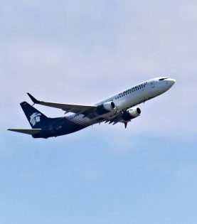 Avión de Aeromexico volando