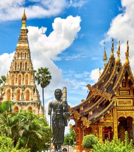 Templos de Tailandia con un monje